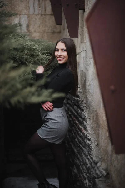 Straßenschlachten. Mädchen auf strukturiertem Hintergrund in der Stadt — Stockfoto