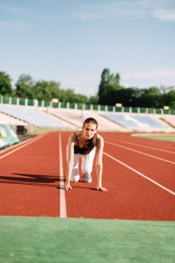 Koşmadan önce koşu bandındaki kız sporcu.
