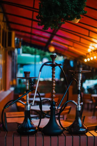 Elegante cachimba de madera por la noche en una terraza de verano en un café — Foto de Stock