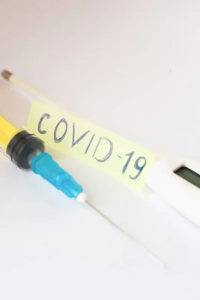 Teploměr s nápisem coronavirus na světlém pozadí. Koncept — Stock fotografie