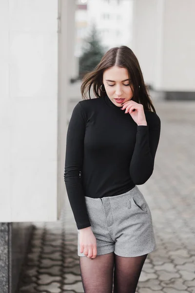 Street urban shooting. Girl on a textured background in the city — Stock Photo, Image