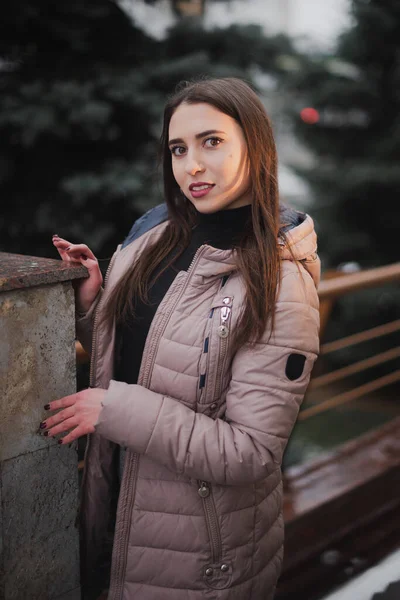 Street urban shooting. Beautiful girl in a coat in the city — Stock Photo, Image
