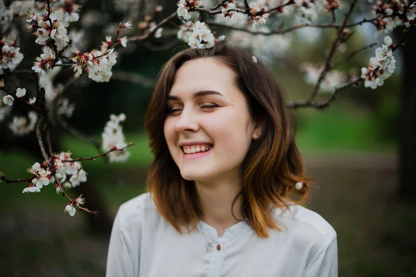 Bella ragazza sta riposando e godendo la primavera nel parco primaverile — Foto Stock