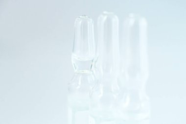 Coronavirus aşısı makro ampul konsepti. Arkaplan bulanık fotoğrafı