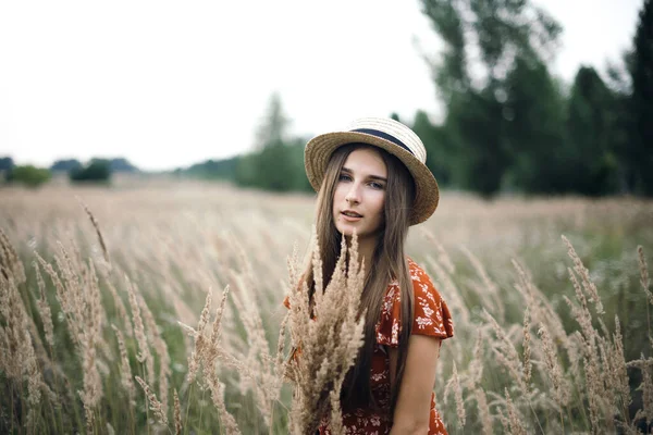 Ragazza in un vestito rosso su un campo di grano — Foto Stock