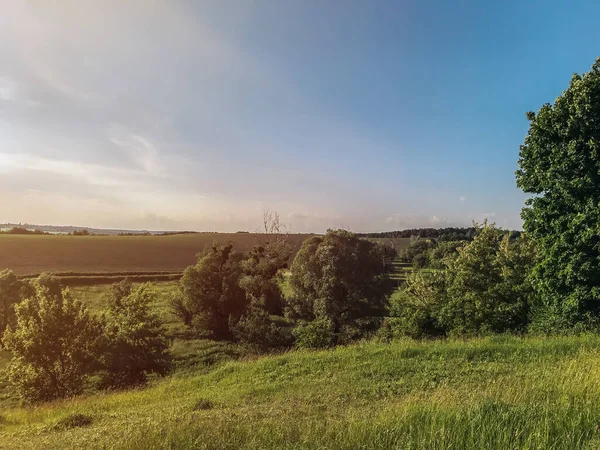 Wiosna słoneczny krajobraz na wsi poza miastem na Ukrainie — Zdjęcie stockowe