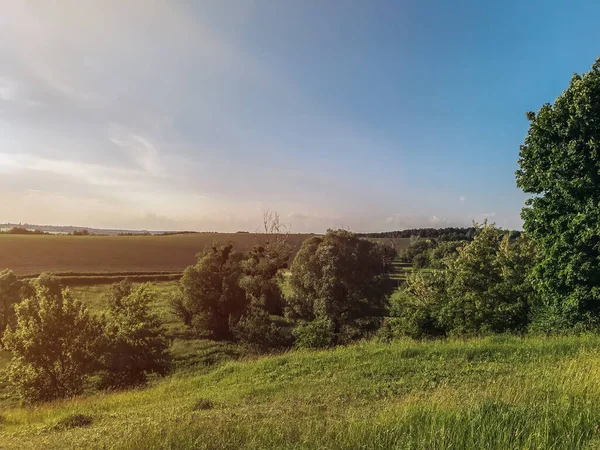 Printemps paysage ensoleillé dans la campagne en dehors de la ville en Ukraine — Photo