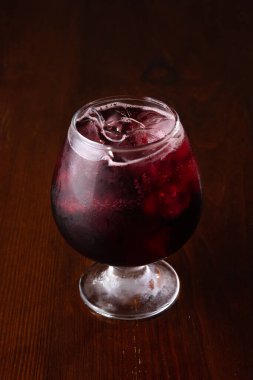 Bulanık ahşap arka planda buz barında kokteyl