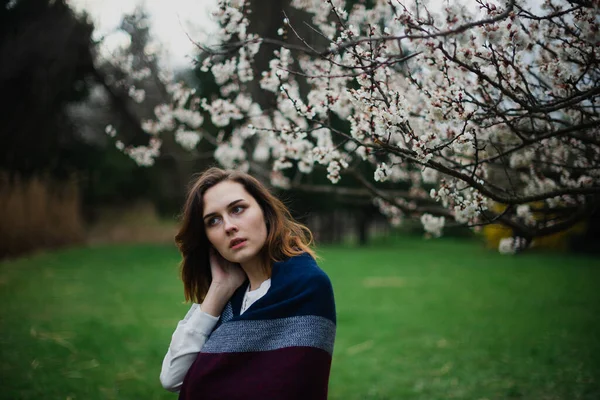 Menina bonita está descansando e desfrutando de primavera no parque da primavera — Fotografia de Stock