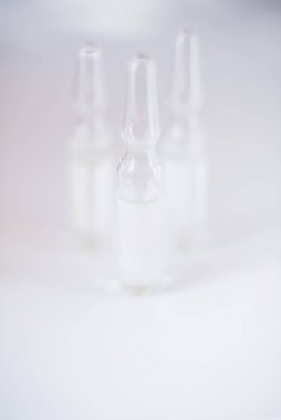 Coronavirus aşısı makro ampul konsepti. Arkaplan bulanık fotoğrafı