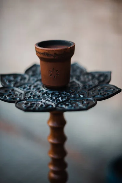 Elegante narghilè di legno la sera su una terrazza estiva in un caffè — Foto Stock