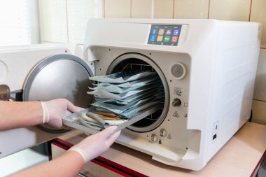 Diş aletleri sterilizatörü. Aletlerin mühürlenmesi ve sterilize edilmesi için.