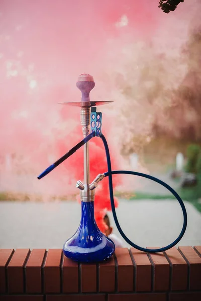 Shisha im Freien auf einem Hintergrund aus farbigem Rauch — Stockfoto