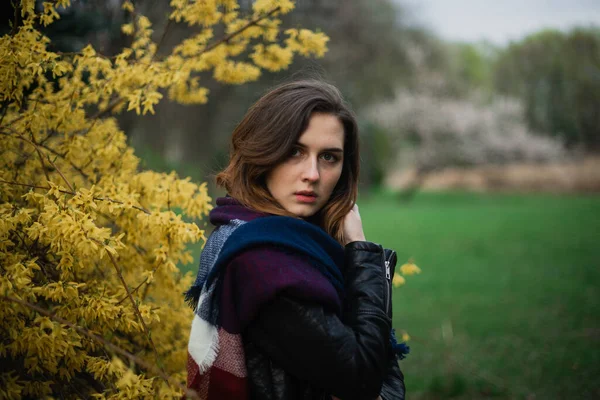 Hermosa chica joven está descansando y disfrutando de la primavera en el parque de primavera —  Fotos de Stock