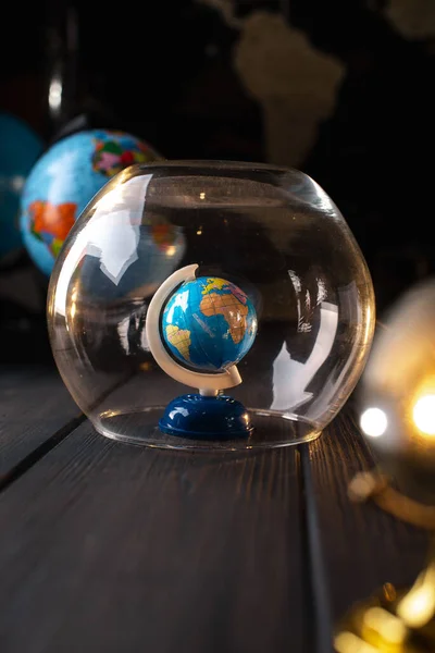 Tierra bajo una campana de cristal. Cuarentena, concepto pandémico en el mundo COVID-19 — Foto de Stock
