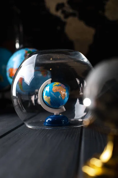 Tierra bajo una campana de cristal. Cuarentena, concepto pandémico en el mundo COVID-19 — Foto de Stock