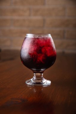 Bulanık ahşap arka planda buz barında kokteyl