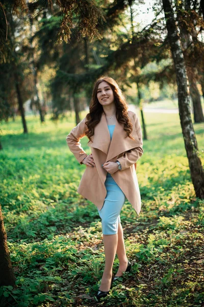 Menina bonita em um vestido azul em um parque de primavera — Fotografia de Stock