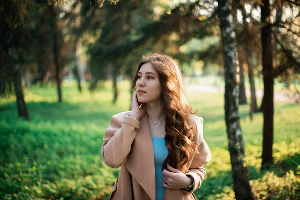 Gadis muda yang cantik dengan gaun biru di taman musim semi — Stok Foto