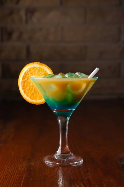 Oranje cocktail op een houten achtergrond in een bar — Stockfoto