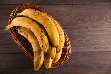 Tahta kahverengi arka planda muz sepeti.