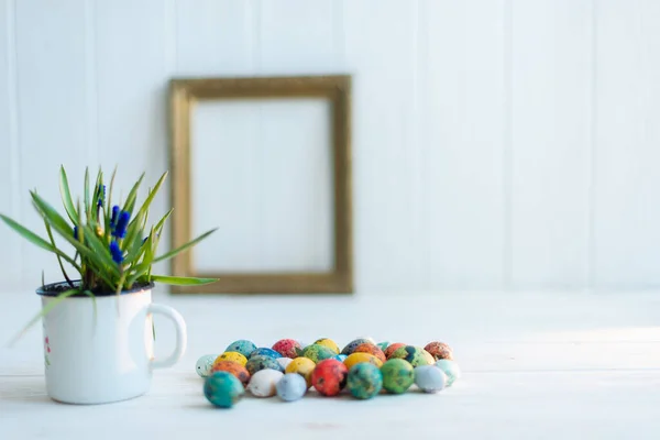 Різнокольорові великодні яйця на білому дерев'яному фоні — стокове фото