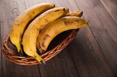 Tahta kahverengi arka planda muz sepeti.