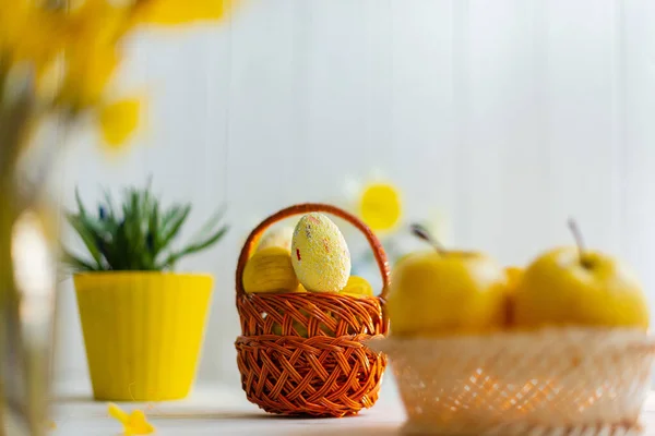 Beyaz arka planda sepette sarı paskalya yumurtaları — Stok fotoğraf