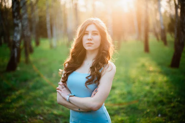 Красива молода дівчина в блакитній сукні в весняному парку — стокове фото