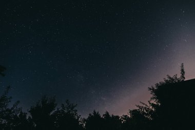 Baharda köyde gece yıldızlı gökyüzü