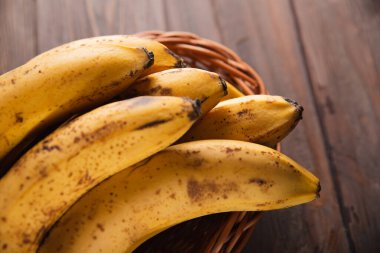 Tahta kahverengi arka planda muz sepeti.