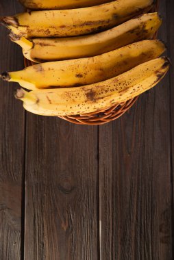 Tahta kahverengi arka planda muz sepeti.