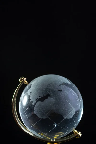 Стеклянный глобус на черном матовом фоне — стоковое фото