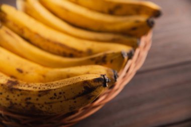 Tahta kahverengi arka planda muz sepeti.