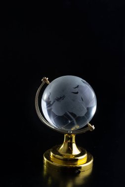 Siyah bir arka planda cam küre