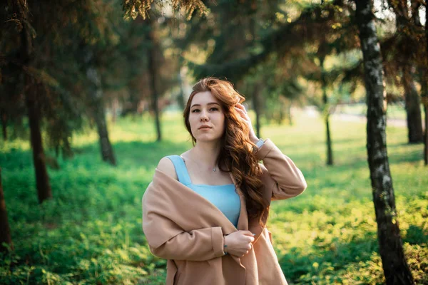 Bahar parkında mavi elbiseli güzel bir kız. — Stok fotoğraf