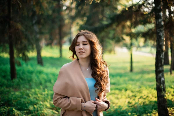 Krásná mladá dívka v modrých šatech v jarním parku — Stock fotografie