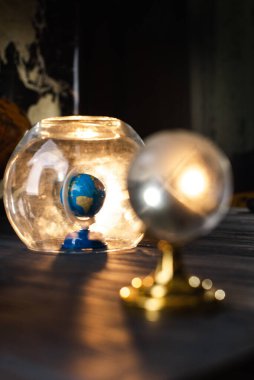 Cam bir çanın altındaki toprak. Karantina, dünyada salgın hastalık konsepti COVID-19