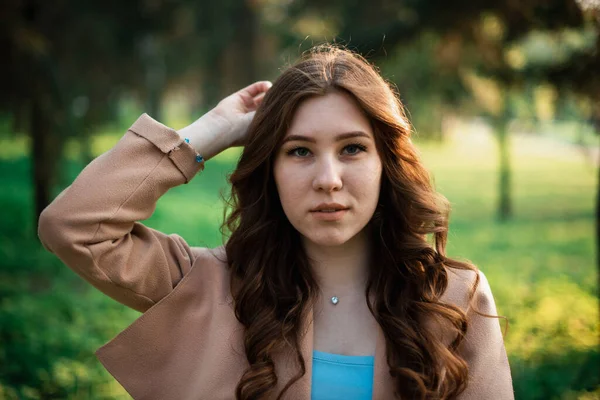 Menina bonita em um vestido azul em um parque de primavera — Fotografia de Stock