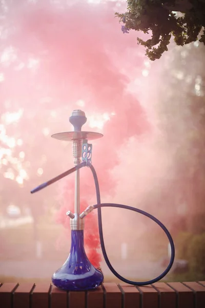 Hookah al aire libre sobre un fondo de humo de color — Foto de Stock