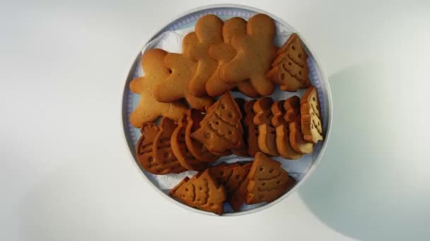 Mujeres Manos Que Toman Galletas Jengibre Del Plato — Vídeos de Stock