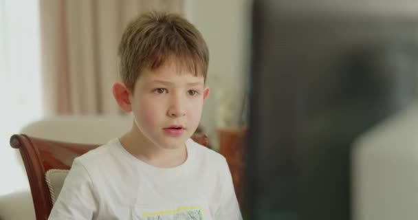 Les Enfants Travaillent Maison Faisant Ses Devoirs Avec Son Ordinateur — Video