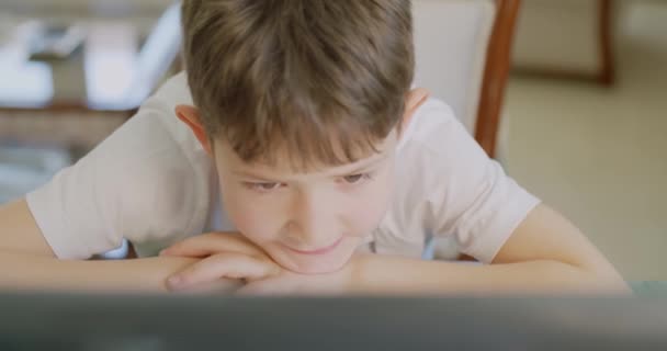 Kinderen Werken Thuis Maken Zijn Huiswerk Met Zijn Laptop Bij — Stockvideo