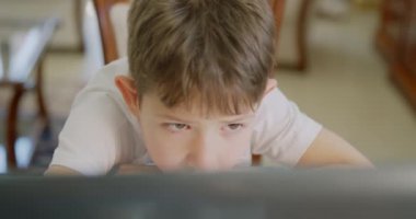 Çocuklar evde çalışıyor, ödevlerini COVID 'de 19 gün boyunca yapıyor..