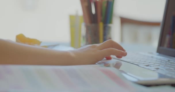 Les Enfants Travaillent Maison Faisant Ses Devoirs Avec Son Ordinateur — Video