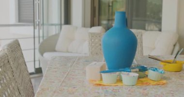 Boya malzemeleriyle argil 'den yapılmış mavi el işi vazo..