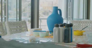 Boya malzemeleriyle argil 'den yapılmış mavi el işi vazo..