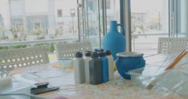 Boya malzemeleriyle argil 'den yapılmış mavi el işi vazo..