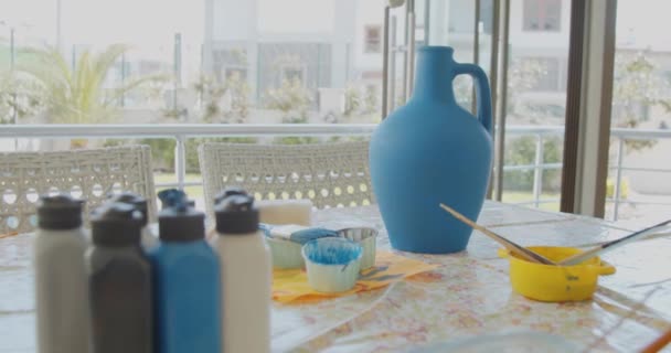 絵画機器とアーギルから作られた青の手芸花瓶 — ストック動画