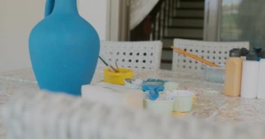 Boya malzemeleriyle argil 'den yapılmış mavi el işi vazo..